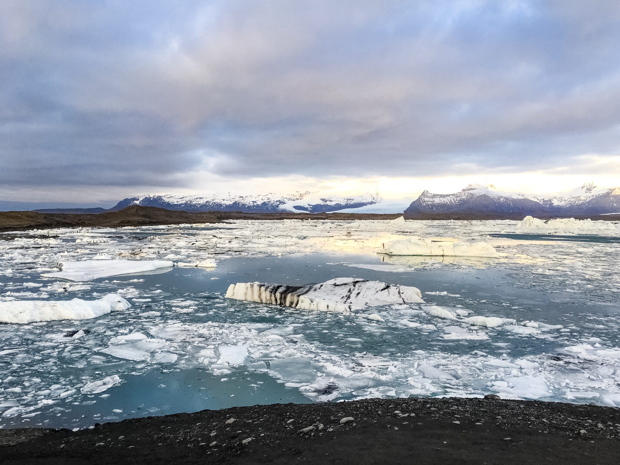 Jökulsárlón glacier lagoon icecaps