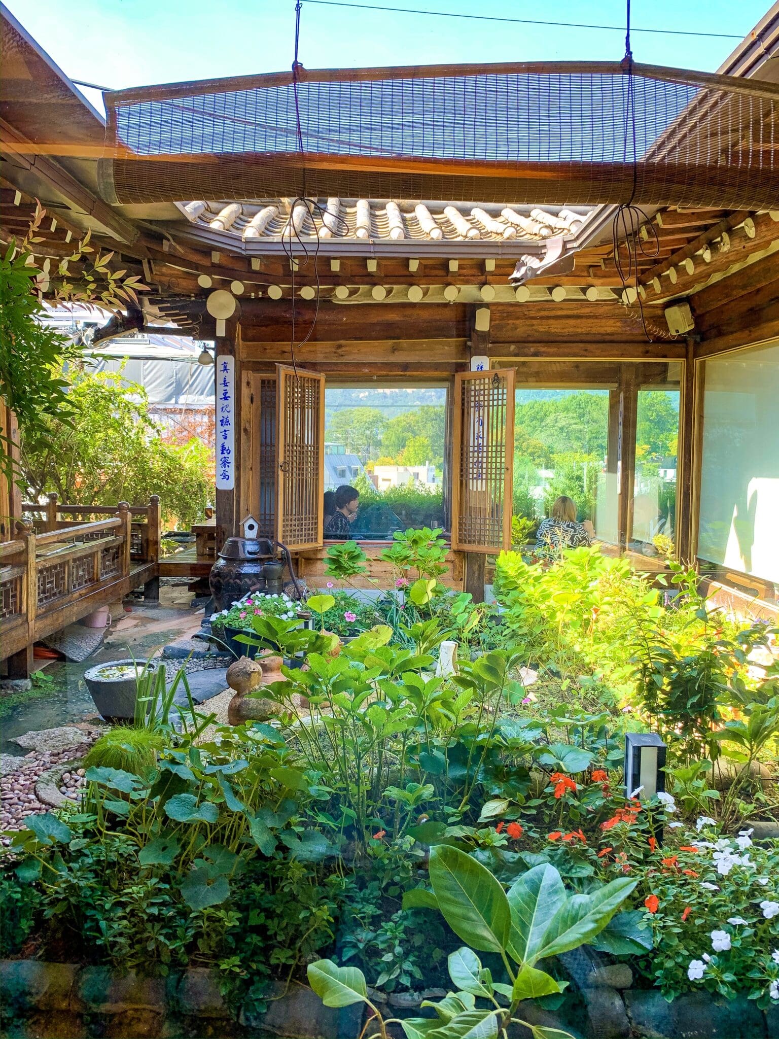 Cha-teul teahouse courtyard garden