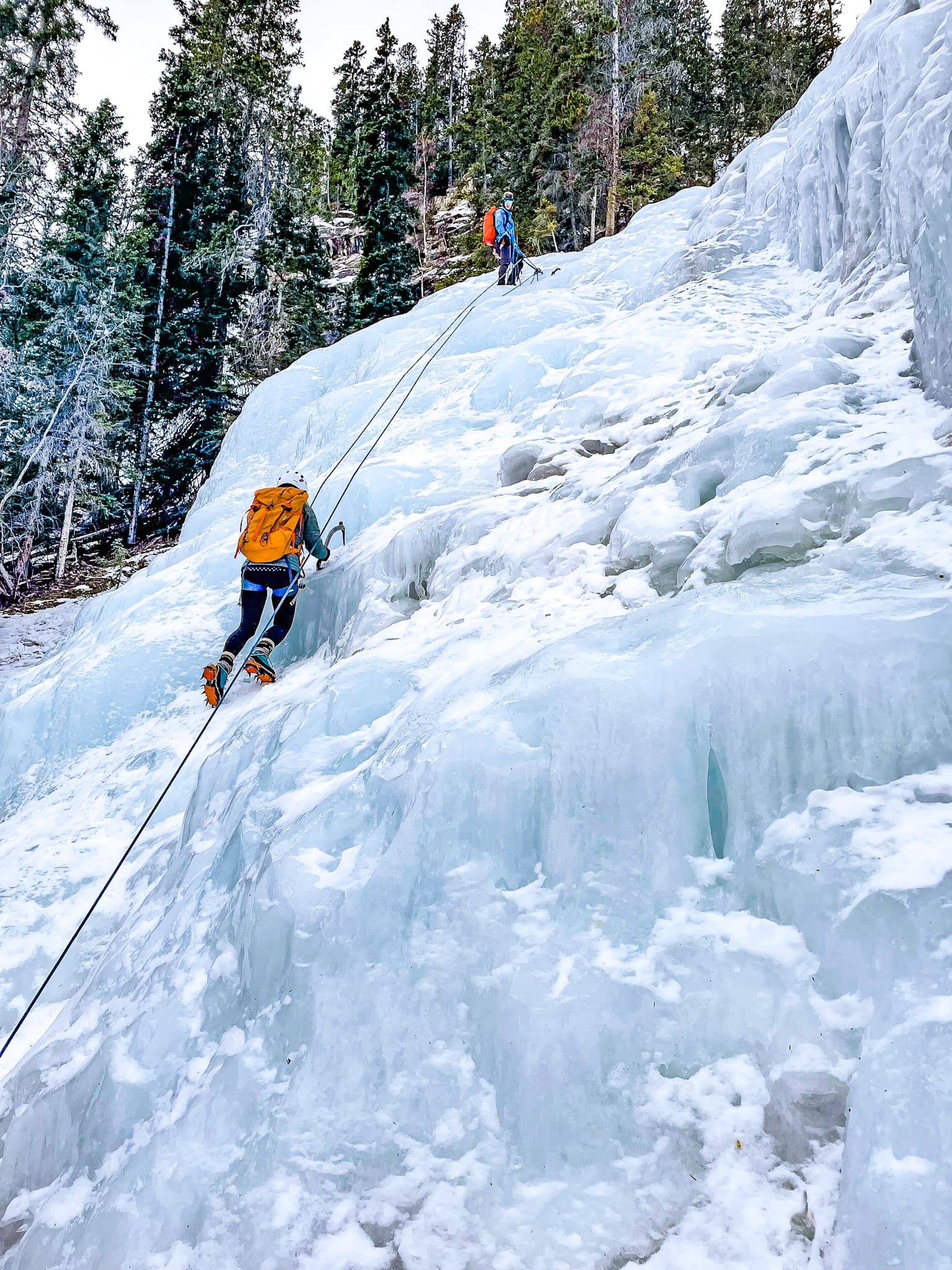 ice climbing at junkyards alberta with Yamnuska Mountain Adventures